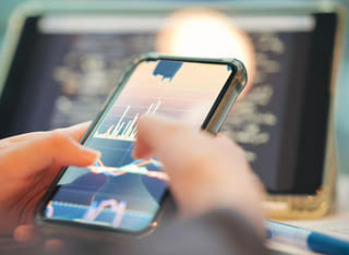 مستثمر يتأكد من وضوح عملية السحب وتحويل الأموال