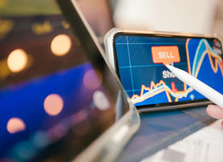 متداول يحلل خيارات Bitcoin وEthereum والفوركس عبر أسواق متعددة